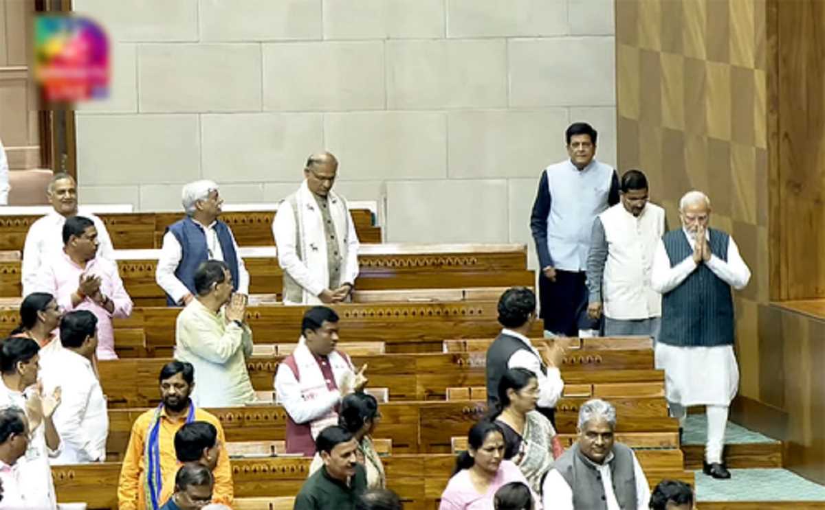 महिला आरक्षण बिल पेश करने के दौरान कन्फ्यूजन, राजनाथ को समझाते दिखे शाह